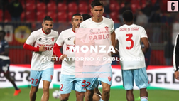 VIDEO Monza-Bologna, maglia per Pablo Marì e minuto di silenzio prima del match