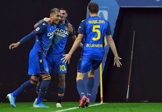  UDINE, ITALY - OCTOBER 18: Roberto Pereyra of Udinese Calcio celebrates after scoring his team second goal during the Serie A match between Udinese Calcio and Parma Calcio at Dacia Arena on October 18, 2020 in Udine, Italy. (Photo by Alessandro Sabattini/Getty Images) 