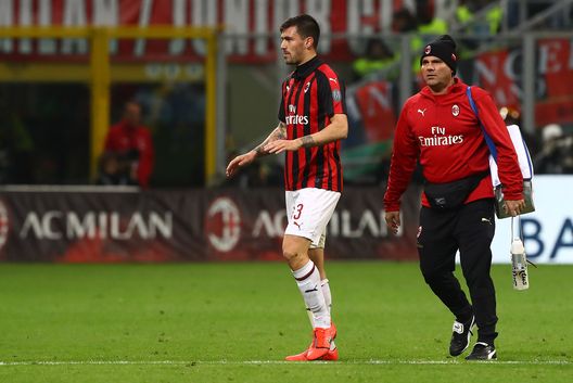 L'infortunio di Alessio Romagnoli in Milan-Lazio, Getty Images L'infortunio di Alessio Romagnoli in Milan-Lazio, Getty Images