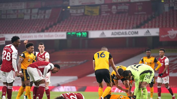 LONDON, ENGLAND - NOVEMBER 29: David Luiz of Arsenal and Raul Jimenez of Wolverhampton Wanderers lie injured after a collision during the Premier League match between Arsenal and Wolverhampton Wanderers at Emirates Stadium on November 29, 2020 in London, England. Sporting stadiums around the UK remain under strict restrictions due to the Coronavirus Pandemic as Government social distancing laws prohibit fans inside venues resulting in games being played behind closed doors. (Photo by John Walton - Pool/Getty Images) LONDON, ENGLAND - NOVEMBER 29: David Luiz of Arsenal and Raul Jimenez of Wolverhampton Wanderers lie injured after a collision during the Premier League match between Arsenal and Wolverhampton Wanderers at Emirates Stadium on November 29, 2020 in London, England. Sporting stadiums around the UK remain under strict restrictions due to the Coronavirus Pandemic as Government social distancing laws prohibit fans inside venues resulting in games being played behind closed doors. (Photo by John Walton - Pool/Getty Images)