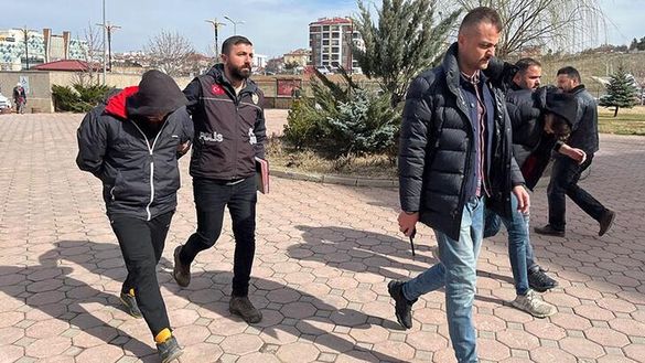 FOTO di dha.com.tr, FOTO – I due tifosi del Sivasspor interrogati dalla Polizia turca- immagine 2
