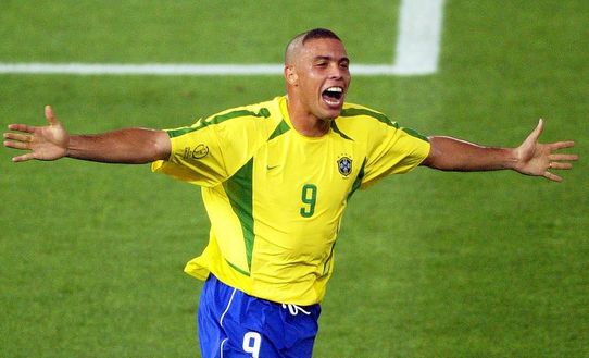YOKOHAMA, JAPAN - JUNE 30: WM 2002 in JAPAN und KOREA, Yokohama; Match 64/FINALE/DEUTSCHLAND - BRASILIEN (GER - BRA); JUBEL RONALDO/BRA nach seinem TOR zum 0:2 (Photo by Sandra Behne/Bongarts/Getty Images) FRASI STORICHE – Ronaldo, le feste, i chili di troppo, gli infortuni, le rivincite e le notti insonni- immagine 2