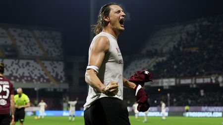 SALERNO, ITALY - FEBRUARY 19: Milan Djuric of US Salernitana celebrates after scoring the 2-1 goal during the Serie A match between US Salernitana and AC Milan at Stadio Arechi on February 19, 2022 in Salerno, Italy. (Photo by Francesco Pecoraro/Getty Images)