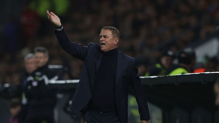 LA SPEZIA, ITALY - MARCH 11: Leonardo Semplici manager of Spezia Calcio gestures during the Serie A match between Spezia Calcio and FC Internazionale at Stadio Alberto Picco on March 11, 2023 in La Spezia, Italy. (Photo by Gabriele Maltinti/Getty Images) Spezia, Semplici: “Abbiamo reagito nel secondo tempo. Dobbiamo ritrovare l’autostima persa” - immagine 1