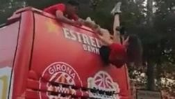 Girona, rischia di cadere dal bus scoperto: tragedia sfiorata | VIDEO
