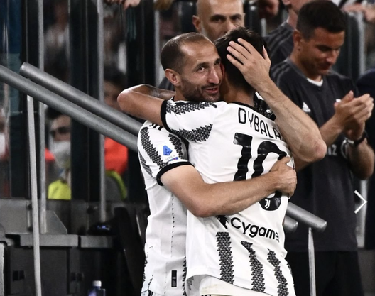 Juventus Dybala Chiellini Getty Images Abbraccio Chiellini Dybala