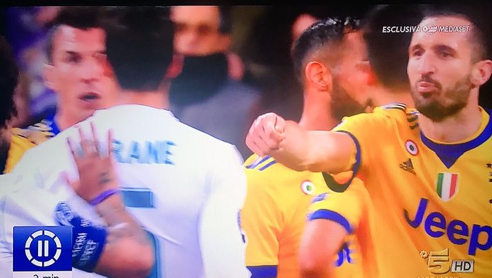Chiellini perde la testa contro l’arbitro: “You pay!”, il gesto che può costare carissimo! - immagine 1