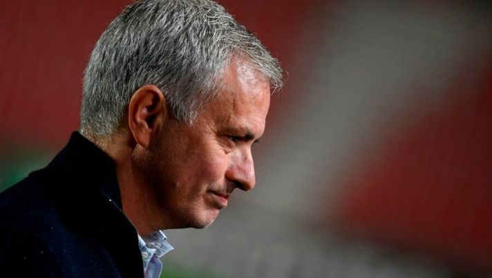 Tottenham's Portuguese head coach Jose Mourinho speaks to journalists ahead of the UEFA Europa League Group G football match between Royal Antwerp and Tottenham Hotspur at the Bosuilstadion in Antwerp on October 29, 2020. (Photo by JOHN THYS / AFP) (Photo by JOHN THYS/AFP via Getty Images) CorSport: “Fissata la data dell’arrivo di Mourinho a Roma”. Cosa trapela sulla sua presentazione - immagine 1
