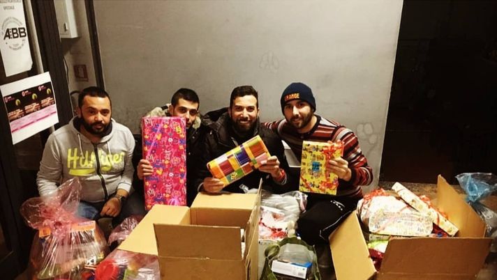 Derby e regali, bimbi e solidarietà Derby e regali, bimbi e solidarietà