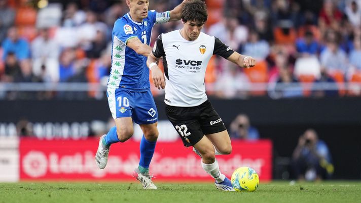 VALENCIA, SPAIN - MAY 10: Sergio Canales of Real Betis battles for possession with Jesus Vazquez of Valencia CF during the La Liga Santander match between Valencia CF and Real Betis at Estadio Mestalla on May 10, 2022 in Valencia, Spain. (Photo by Aitor Alcalde/Getty Images) Mercato – La situazione tra Vazquez e il Bologna: c’è una clausola - immagine 1