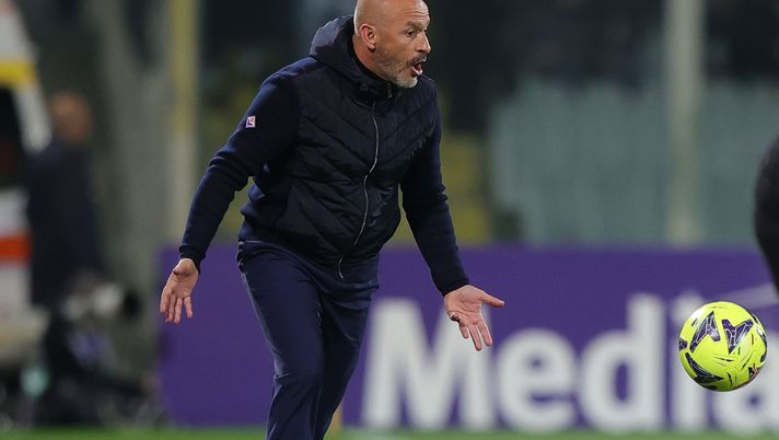 FLORENCE, ITALY - APRIL 17: Head Coach Vincenzo Italiano manager of ACF Fiorentina reacts during the Serie A match between ACF Fiorentina and Atalanta BC at Stadio Artemio Franchi on April 17, 2023 in Florence, Italy. (Photo by Gabriele Maltinti/Getty Images) Stanchezza, calo e inconscio: Italiano vuole la sua squadra sempre viva - immagine 1