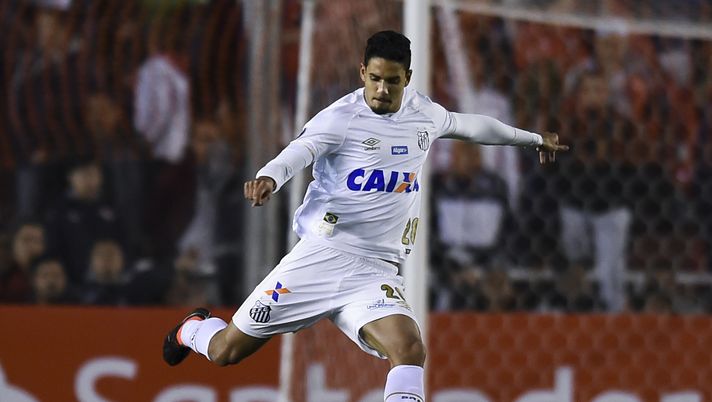 AVELLANEDA, ARGENTINA - AUGUST 21: Lucas Verissimo of Santos kicks the ball during a round of sixteen match between Independiente and Santos as part of Copa CONMEBOL Libertadores 2018 at Libertadores de America Stadium on August 21, 2018 in Avellaneda, Argentina. (Photo by Marcelo Endelli/Getty Images) AVELLANEDA, ARGENTINA - AUGUST 21: Lucas Verissimo of Santos kicks the ball during a round of sixteen match between Independiente and Santos as part of Copa CONMEBOL Libertadores 2018 at Libertadores de America Stadium on August 21, 2018 in Avellaneda, Argentina. (Photo by Marcelo Endelli/Getty Images)