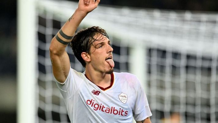 VERONA, ITALY - OCTOBER 31: Nicolò Zaniolo of AS Roma celebrates after scoring his team 1-1 goal during the Serie A match between Hellas Verona and AS Roma at Stadio Marcantonio Bentegodi on October 31, 2022 in Verona, Italy. (Photo by Alessandro Sabattini/Getty Images) Di Marzio: “Contatto ufficiale tra Milan e Roma per Zaniolo”. E il Bournemouth… - immagine 1