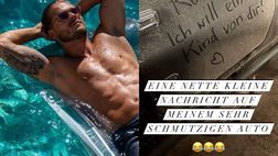 Ex calciatore più sexy assediato dalle ammiratrici sotto casa, il messaggio sulla sua auto