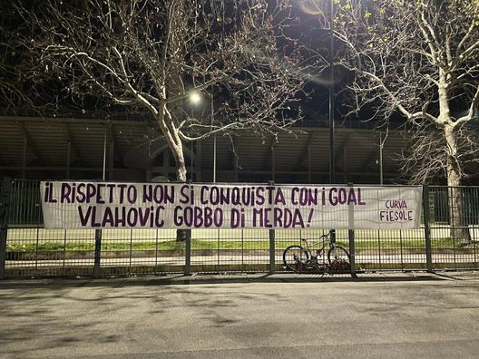 FOTO Vlahovic, la curva Viola si scaglia contro il serbo: affisso uno striscione- immagine 2
