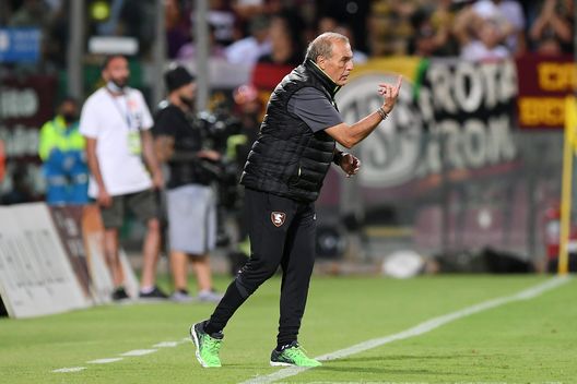 SALERNO, ITALY - AUGUST 29: Fabrizio Castori US Salernitana coach gestures during the Serie A match between US Salernitana and AS Roma at Stadio Arechi on August 29, 2021 in Salerno, Italy. (Photo by Francesco Pecoraro/Getty Images) SALERNO, ITALY - AUGUST 29: Fabrizio Castori US Salernitana coach gestures during the Serie A match between US Salernitana and AS Roma at Stadio Arechi on August 29, 2021 in Salerno, Italy. (Photo by Francesco Pecoraro/Getty Images)