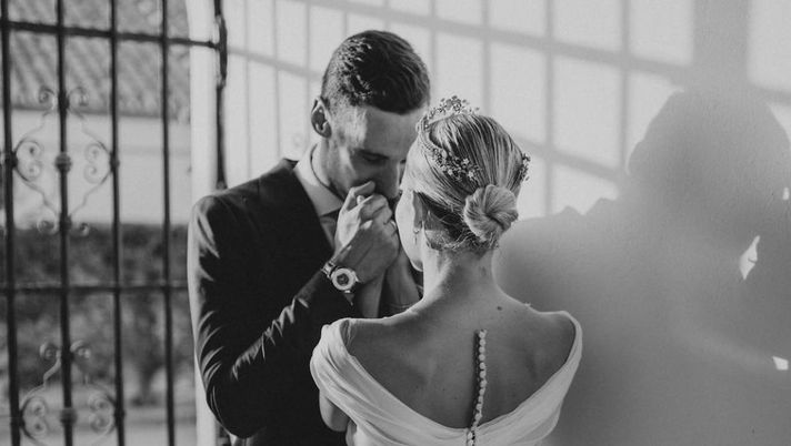 La moglie di Sergio Rico in lacrime ai giornalisti: “Ci aggrappiamo a qualunque cosa” - immagine 1