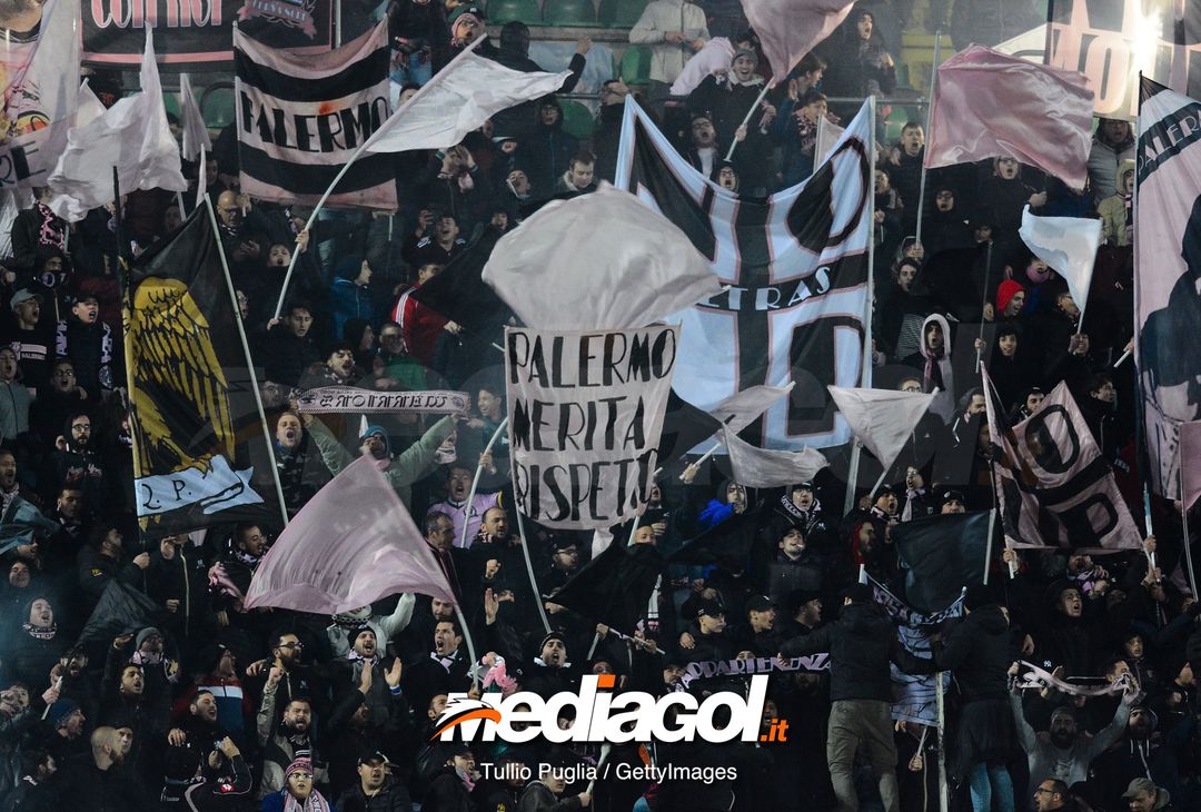  PALERMO, ITALY - FEBRUARY 15: Fans of Palermo show their support during the Serie B match between US Citta di Palermo and Brescia at Stadio Renzo Barbera on February 15, 2019 in Palermo, Italy. (Photo by Getty Images/Getty Images) 
