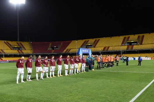 BENEVENTO, ITALY - JANUARY 22: The teams line up ahead of the Serie A match between Benevento Calcio and Torino FC at Stadio Ciro Vigorito on January 22, 2021 in Benevento, Italy. (Photo by Francesco Pecoraro/Getty Images) BENEVENTO, ITALY - JANUARY 22: The teams line up ahead of the Serie A match between Benevento Calcio and Torino FC at Stadio Ciro Vigorito on January 22, 2021 in Benevento, Italy. (Photo by Francesco Pecoraro/Getty Images)