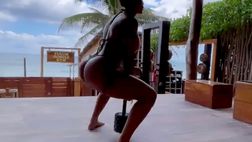 VIDEO / Lucia Javorcekova, allenamento anche in vacanza: lato B davvero da urlo