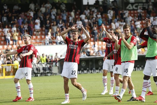 Il Milan esulta dopo la vittoria a La Spezia. Il Milan esulta dopo la vittoria a La Spezia.