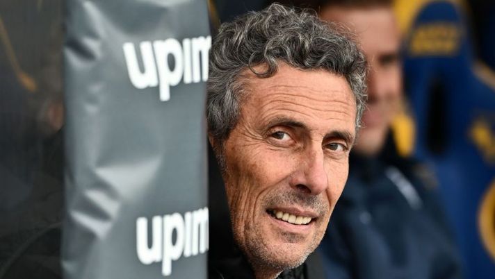 VERONA, ITALY - NOVEMBER 13: Luca Gotti head coach of Spezia calcio looks on during the Serie A match between Hellas Verona and Spezia Calcio at Stadio Marcantonio Bentegodi on November 13, 2022 in Verona, Italy. (Photo by Alessandro Sabattini/Getty Images) Spezia, Sky: “Spunta un nome nuovo per la porta dopo l’infortunio di Zoet” - immagine 1