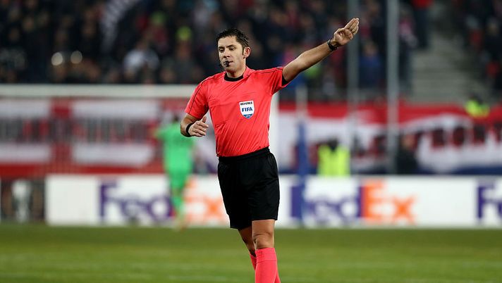 SALZBURG, AUSTRIA - DECEMBER 08:  Referee Radu Petrescu during the UEFA Europa League match between FC Salzburg and FC Schalke 04 at Red Bull Arena on December 8, 2016 in Salzburg, Austria.  (Photo by Alexander Hassenstein/Bongarts/Getty Images) 