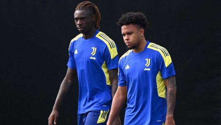Juventus Italian forward Moise Kean (L) and Juventus US midfielder Weston McKennie attend a training session with teammates at The Juventus Training Centre in Turin on September 13, 2021, on the eve of the UEFA Champions League Group H match between Juventus and Malmo. (Photo by MARCO BERTORELLO / AFP) (Photo by MARCO BERTORELLO/AFP via Getty Images) McKennie, la Gazzetta: “Non si è deciso sull’operazione ma avrà due mesi complessi” - immagine 1
