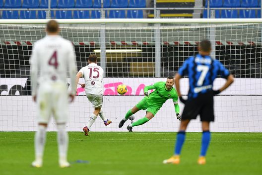 MILAN, ITALY - NOVEMBER 22: Cristian Ansaldi of Torino scores their sides second goal from the penalty spot past Samir Handanovic of Inter Milan during the Serie A match between FC Internazionale and Torino FC at Stadio Giuseppe Meazza on November 22, 2020 in Milan, Italy. Sporting stadiums around Italy remain under strict restrictions due to the Coronavirus Pandemic as Government social distancing laws prohibit fans inside venues resulting in games being played behind closed doors. (Photo by Valerio Pennicino/Getty Images) 