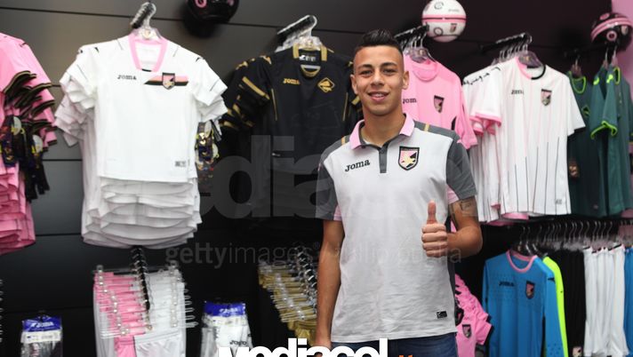 Simone Lo Faso visits US Citta di Palermo Store on November 10, 2016 in Palermo, Italy.  Simone Lo Faso visits US Citta di Palermo Store on November 10, 2016 in Palermo, Italy.