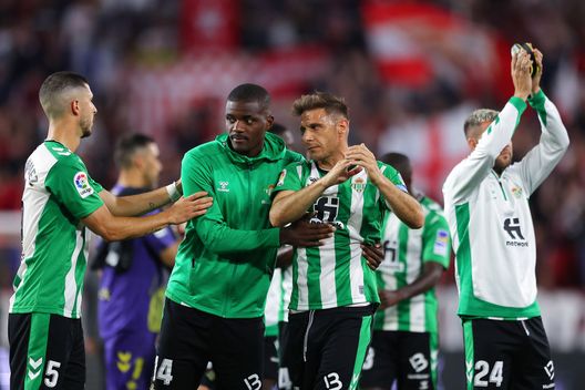 (Photo by Fran Santiago/Getty Images) Betis, l’ultimo derby di Joaquin: l’abbraccio ai sevillisti Rakitic e Navas…- immagine 2