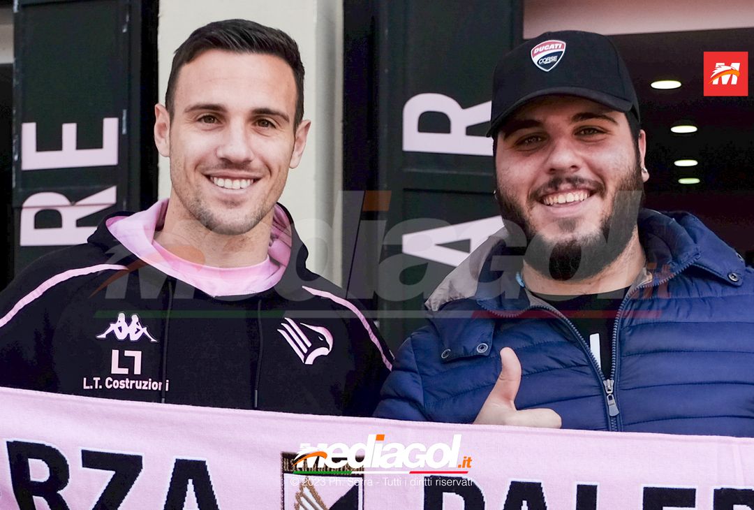FOTO PALERMO, Valerio Verre: autografi e selfie con i tifosi del Palermo (Gallery) - immagine 6