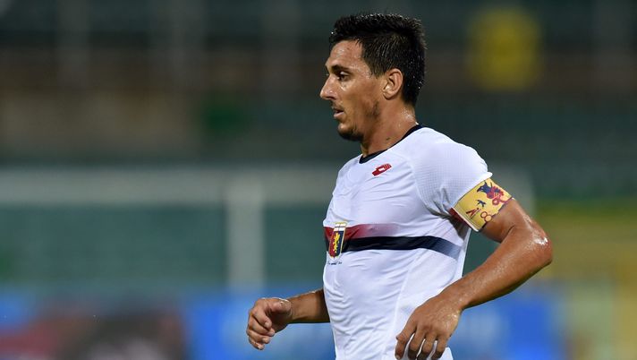 PALERMO, ITALY - AUGUST 23:  Nicolas Burdisso of Genoa in action during the Serie A match between US Citta di Palermo and Genoa CFC at Stadio Renzo Barbera on August 23, 2015 in Palermo, Italy.  (Photo by Tullio M. Puglia/Getty Images) 