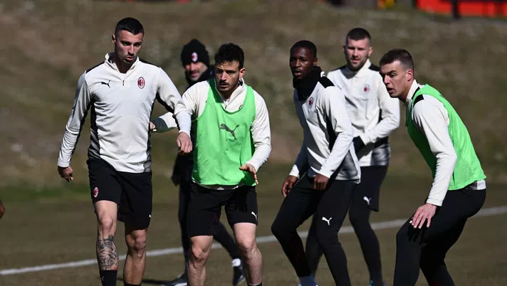 CAIRATE, ITALY - FEBRUARY 26: Rade Krunic, Alessandro Florenzi, Fode Ballo-Toure and Daniel Maldini of AC Milan in action during AC Milan training session at Milanello on February 26, 2022 in Cairate, Italy. (Photo by Claudio Villa/AC Milan via Getty Images)