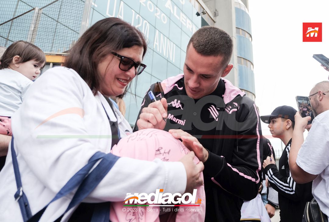 FOTO Cagliari-Palermo, i Rosanero in partenza dal “Renzo Barbera” (GALLERY) - immagine 4