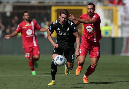 MONZA, ITALY - SEPTEMBER 18: Dusan Vlahovic of Juventus is challenged by Pablo Mari of AC Monza during the Serie A match between AC Monza and Juventus at Stadio Brianteo on September 18, 2022 in Monza, Italy. (Photo by Emilio Andreoli/Getty Images) Vlahovic, sei sempre in fuorigioco! E la Fiorentina non è stata dimenticata- immagine 2