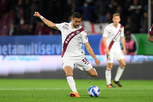 SALERNO, ITALY - APRIL 02: Rolando Mandragora of Torino FC during the Serie A match between US Salernitana and Torino FC at Stadio Arechi on April 02, 2022 in Salerno, Italy. (Photo by Francesco Pecoraro/Getty Images) Vitale a VN: “Torreira lo venderanno a 5 milioni. Italiano? Non avrei rinnovato”- immagine 2