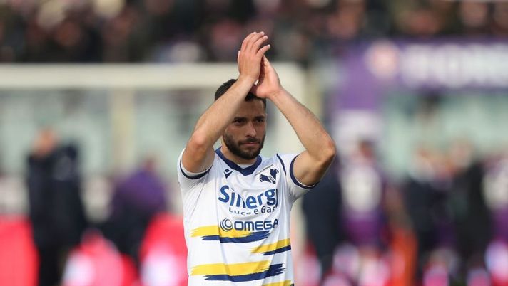 FLORENCE, ITALY - MARCH 06: Gianluca Caprari of Hellas Verona greet the fans during the Serie A match between ACF Fiorentina and Hellas Verona FC at Stadio Artemio Franchi on March 6, 2022 in Florence, . (Photo by Gabriele Maltinti/Getty Images) Caprari, saluto polemico al Verona: “Qualcuno non ha mantenuto le promesse…” - immagine 1