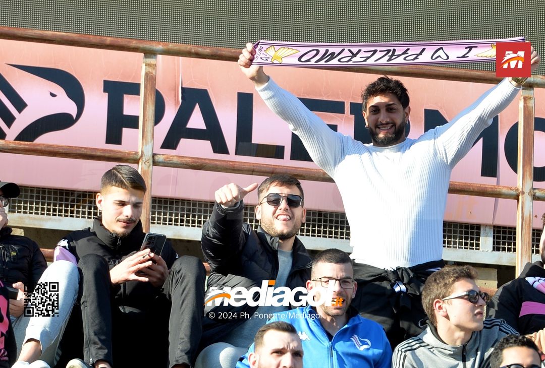 FOTOTIFO Palermo-Como 3-0, gli scatti ai tifosi al “Renzo Barbera” (GALLERY) - immagine 104