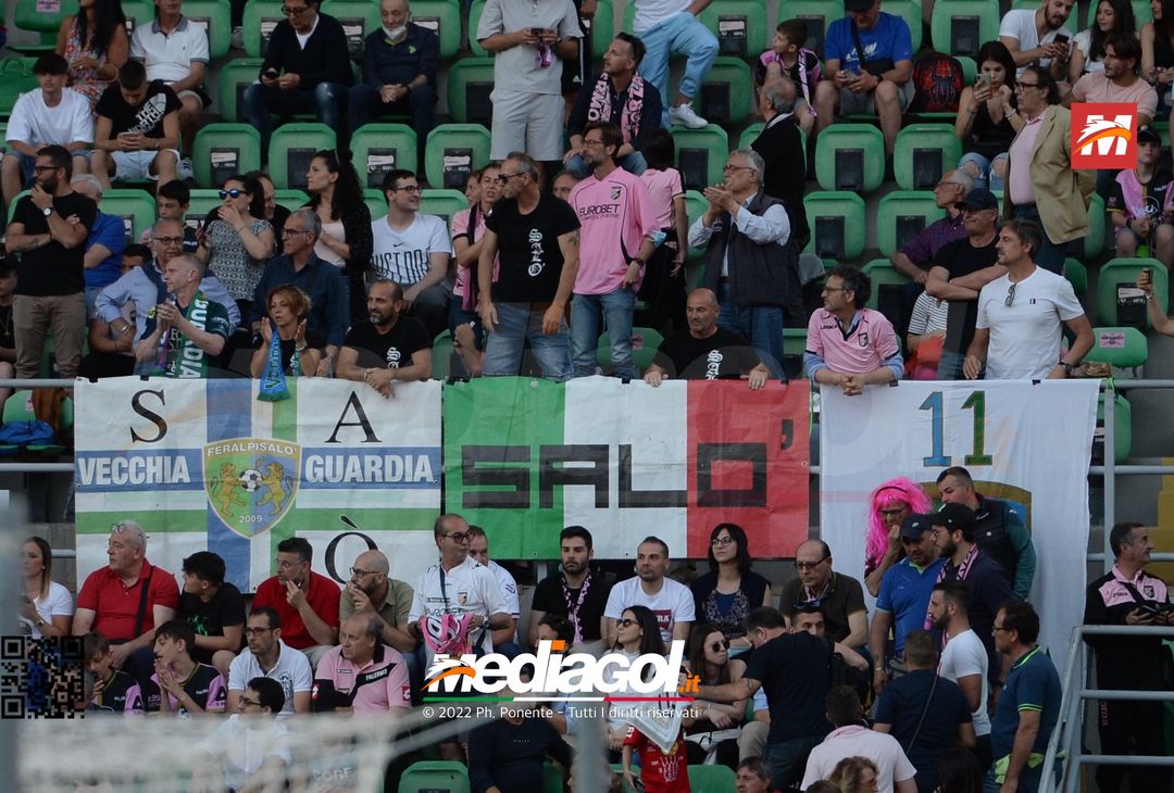 Fototifo, i tifosi allo stadio per Palermo-Feralpisaló 1-0 (gallery) - immagine 191