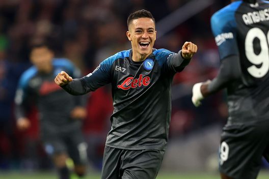 AMSTERDAM, NETHERLANDS - OCTOBER 04: Giacomo Raspadori of SSC Napoli celebrates with teammate Andre-Frank Zambo Anguissa after scoring their team's fourth goal during the UEFA Champions League group A match between AFC Ajax and SSC Napoli at Johan Cruyff Arena on October 04, 2022 in Amsterdam, Netherlands. (Photo by Dean Mouhtaropoulos/Getty Images) Napoli Juventus