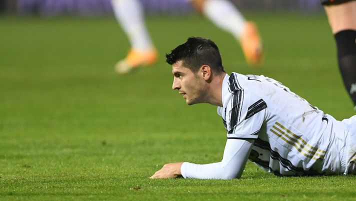 BENEVENTO, ITALY - NOVEMBER 28: Alvaro Morata of Juventus looks on during the Serie A match between Benevento Calcio and Juventus at Stadio Ciro Vigorito on November 28, 2020 in Benevento, Italy. (Photo by Francesco Pecoraro/Getty Images) Juve, Gazzetta: “La scelta fatta su Morata! Demiral, McKennie, Dejan: chi gioca e chi no” - immagine 1