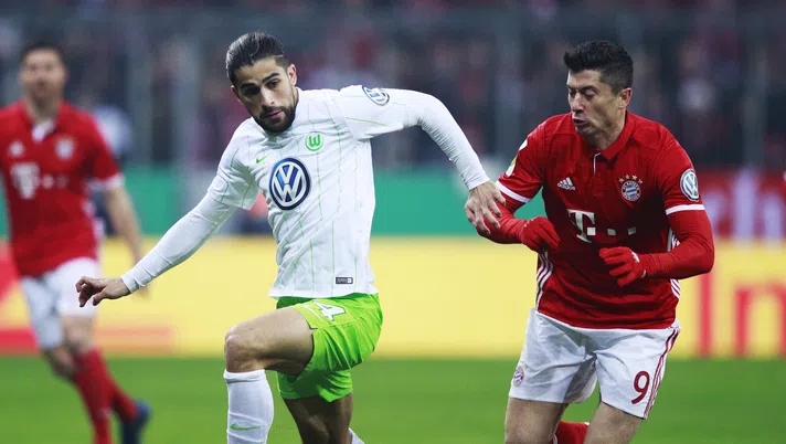 MUNICH, GERMANY - FEBRUARY 07:  Robert Lewandowski of Bayern Muenchen challenges Ricardo Rodriguez of VfL Wolfsburg during the DFB Cup Round Of 16 match between Bayern Muenchen and VfL Wolfsburg at Allianz Arena on February 7, 2017 in Munich, Germany.  (Photo by Adam Pretty/Bongarts/Getty Images)