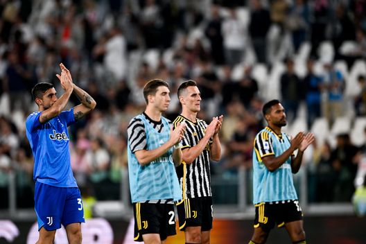 TURIN, ITALY - MAY 28: Mattia Perin and Arkadiusz Krystian Milik of Juventus greet the fans after the Serie A match between Juventus and AC Milan at Allianz Stadium on May 28, 2023 in Turin, Italy. (Photo by Daniele Badolato - Juventus FC/Juventus FC via Getty Images) Bellinazzo: “Dalla Conference 20 milioni. Juve? Sanzione Uefa non è detta”- immagine 2