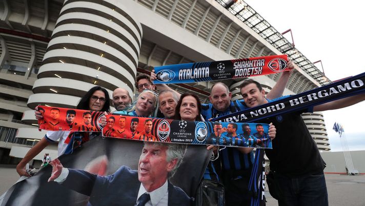 MILAN, ITALY - OCTOBER 01: Atalanta BC fans show their support prior to the UEFA Champions League group C match between Atalanta and Shakhtar Donetsk at Stadio Giuseppe Meazza on October 1, 2019 in Milan, Italy. (Photo by Emilio Andreoli/Getty Images) MILAN, ITALY - OCTOBER 01: Atalanta BC fans show their support prior to the UEFA Champions League group C match between Atalanta and Shakhtar Donetsk at Stadio Giuseppe Meazza on October 1, 2019 in Milan, Italy. (Photo by Emilio Andreoli/Getty Images)