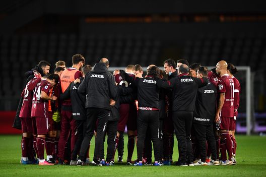  TURIN, ITALY - MAY 12: Players and Staff of Torino FC huddle following the Serie A match between Torino FC and AC Milan at Stadio Olimpico di Torino on May 12, 2021 in Turin, Italy. Sporting stadiums around Italy remain under strict restrictions due to the Coronavirus Pandemic as Government social distancing laws prohibit fans inside venues resulting in games being played behind closed doors. (Photo by Valerio Pennicino/Getty Images) 