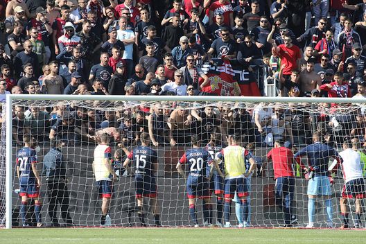 CAGLIARI, ITALY - APRIL 30: Players of Cagliari look dejected as fans react after losing the Serie A match between Cagliari Calcio and Hellas Verona FC at Sardegna Arena on April 30, 2022 in Cagliari, Italy. (Photo by Enrico Locci/Getty Images) Tifosi: gioia per i 270 dell’Hellas, furia dei cagliaritani con la squadra, le immagini- immagine 2