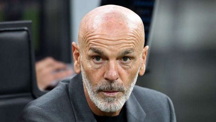 MILAN, ITALY - NOVEMBER 13: AC Milan coach Stefano Pioli looks on before the Serie A match between AC Milan and ACF Fiorentina at Stadio Giuseppe Meazza on November 13, 2022 in Milan, Italy. (Photo by Marco Luzzani/Getty Images) Pioli: “Il Milan deve credere nella rimonta sul Napoli, io sono migliorato” - immagine 1