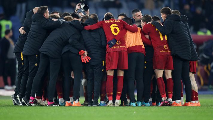 Roma in cerchio dopo la vittoria con il Verona: Mourinho carica la squadra - immagine 1