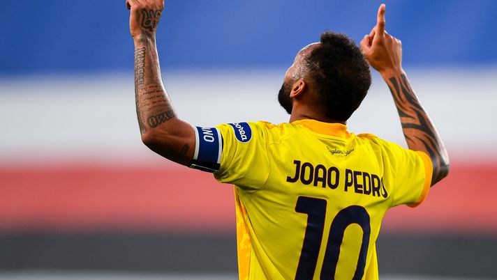 GENOA, ITALY - MARCH 7: Joao Pedro of Cagliari celebrates after scoring a goal during the Serie A match between UC Sampdoria and Cagliari Calcio at Stadio Luigi Ferraris on March 7, 2021 in Genoa, Italy. (Photo by Paolo Rattini/Getty Images) 